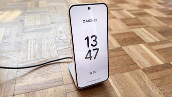 Smartphone Google Pixel 10 Pro XL sedang mengisi daya secara nirkabel di dudukan MagSafe