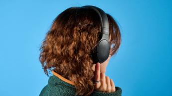 Belkin Soundform Isolate Kopfhörer in Schwarz mit weichen Ohrpolstern, Bedientasten und aktiver Geräuschunterdrückung – preisgünstiges Modell