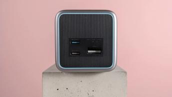 Nærbillede af Cuktech 20 powerbank-porte på en sokkel med lyserød baggrund