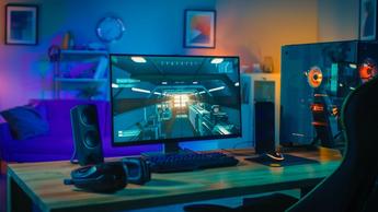 Gaming-Monitor in hoher Auflösung auf einem eleganten Schreibtisch für ein immersives Spielerlebnis