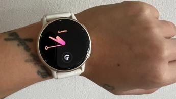 Primer plano del smartwatch Garmin Vivoactive 5 en la muñeca mostrando la pantalla de inicio