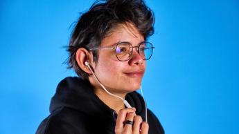 Weiße kabelgebundene JBL Tune 305C Ohrhörer mit integriertem Mikrofon