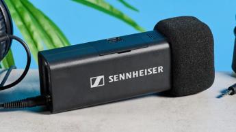 Das Sennheiser Profile Wireless Mikrofon-Set mit Ladecase, USB-C- und Lightning-Adaptern, Blitzschuhadaptern, zwei Mikrofonen und einem Empfänger