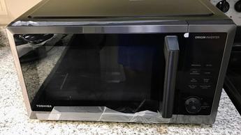 Microondas compacto Toshiba ML2-TC10SAIT de 1.1 pies cúbicos sobre una encimera de cocina durante pruebas en casa