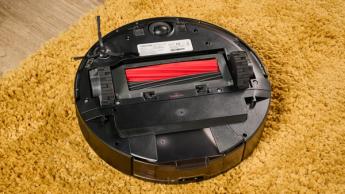 Aspiradora robot Roborock Q5 Pro Plus volteada para mostrar la parte inferior y los componentes del cepillo