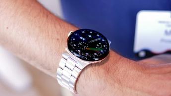 Nahaufnahme der Google Pixel Watch 4 Smartwatch