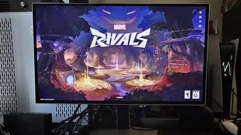 Samsung Odyssey G81SF Gaming-Monitor auf einem Schreibtisch mit Marvel Rivals