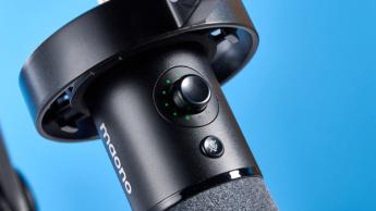 Das Maono PD1300X Podcast-Mikrofon mit XLR- und USB-C-Anschlüssen, gezeigt an einem Schwenkarm, mit Stummschaltknopf und Ein-Knopf-Bedienrad