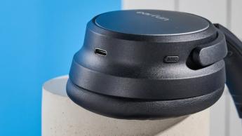 Schwarze kabellose Earfun Tune Pro Kopfhörer mit weichem Kunstleder und grauen Ohrmuscheln vor blauem Hintergrund