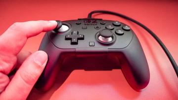 Person som testar styrspakarna på en Nintendo Switch 2 Pro Controller