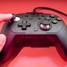Person tester tommelfingerstyrene på en Nintendo Switch 2 Pro Controller
