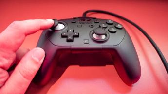 Nintendo Switch 2 Proコントローラーのスティックをテストしている人