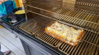 Traeger Timberline XL asando una variedad de alimentos