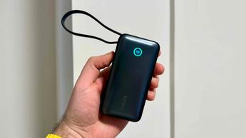 Uma pessoa a segurar um power bank Anker Nano na mão