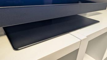 Крупный план OLED-телевизора Panasonic Z90B с диагональю 48 дюймов: нижняя саундбар-панель и центральная подставка