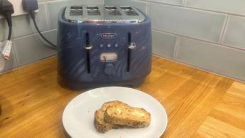 Tostador Delonghi Ballerina Seta en una cocina moderna