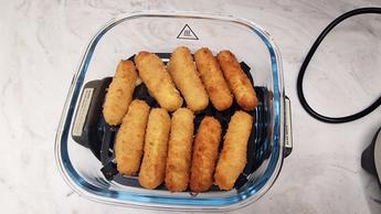 Fritadeira elétrica Ninja Crispi sendo testada na cozinha do Tom's Guide