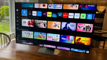 Смарт-телевизор Samsung Q80D с LED-экраном 55 дюймов на витрине