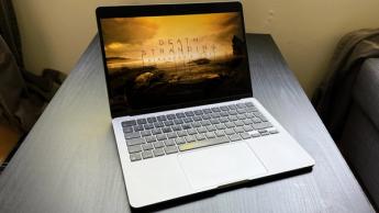 En MacBook Air M2 som visar spel från Death Stranding