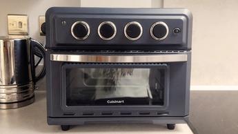 Freidora de aire Cuisinart TOA-60 siendo probada en una cocina doméstica