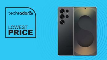 Smartphone Samsung Galaxy S25 Ultra exibido sobre um fundo azul com texto de oferta pelo menor preço