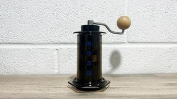 O moedor de café 1Zpresso Q Air colocado dentro da câmara de preparo da AeroPress