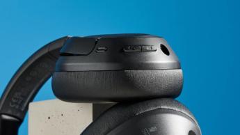 Belkin Soundform Isolate kabellose Kopfhörer in Schwarz mit weichen Ohrpolstern, integrierten Bedienelementen und aktiver Geräuschunterdrückung