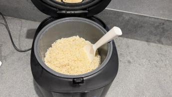 Probando la arrocera Cosori de 5.0 cuartos en una encimera de cocina