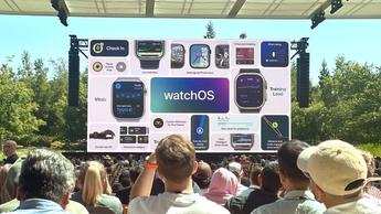 En stor skærm ved WWDC 2024 viser nye Apple Watch-funktioner i watchOS 11, set fra publikum