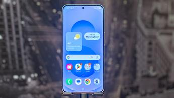 Samsung Galaxy S25 visar hemskärmen med populära appar och anpassningsbara widgetar
