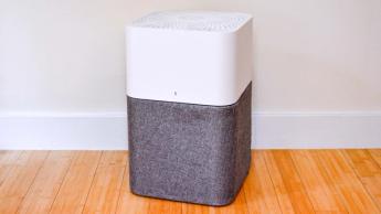 Purificador de aire Blueair Blue Pure 211+ Auto sobre un piso de madera en un hogar