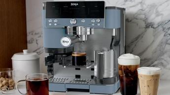The Ninja Luxe Cafe in Trace Blue with drinks around it