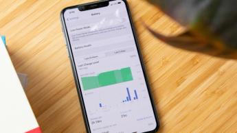 En iPhone 11 Pro Max-smartphone på display