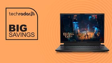 Alienware M18 gaming-laptop på orange bakgrund med stor rabattkampanj