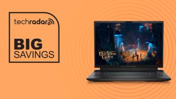 Alienware M18 gaming-laptop på orange bakgrund med stor rabattkampanj