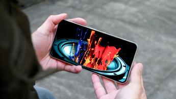 Nothing Phone 3a Pro reproduzindo vídeo 4K HDR