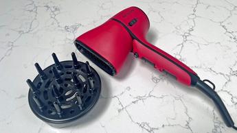 Secadora Revlon Airflow Control sobre una mesa de maquillaje
