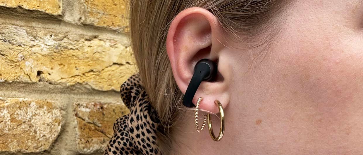 Nahaufnahme der kabellosen Shokz OpenDots One Ohrhörer