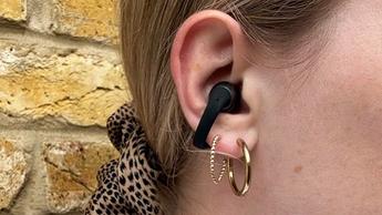 Nahaufnahme der kabellosen Shokz OpenDots One Ohrhörer