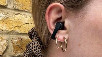 Nahaufnahme der kabellosen Shokz OpenDots One Ohrhörer