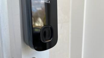 Primo piano del videocitofono Lorex 4K a batteria