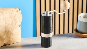 Macinacaffè manuale 1Zpresso Q Air su sfondo blu