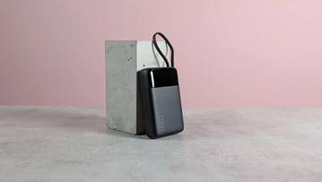 iniu p51l-e1 powerbank placeret på en hvid sokkel på et skrivebord med lyserød baggrund