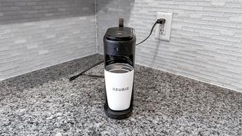 Una macchina da caffè monodose Keurig K-Mini Mate su un piano cucina