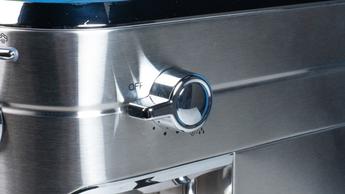 A máquina de espresso Casabrews 5418 Pro em aço inoxidável, com botões de controle frontais, manômetro de pressão e vaporizador de leite à direita