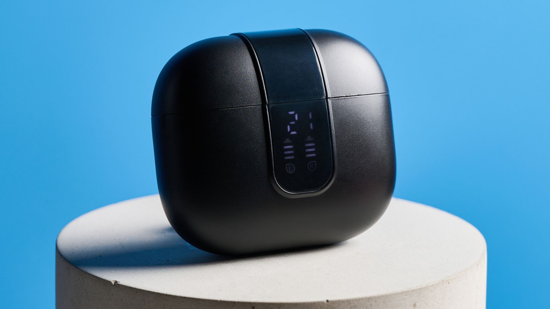 Schwarze und blaue H2O Audio Ript-Lite Ohrhörer auf blauem Hintergrund, entwickelt für Workouts und den täglichen Musikgenuss