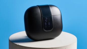 Schwarze und blaue H2O Audio Ript-Lite Ohrhörer auf blauem Hintergrund, entwickelt für Workouts und den täglichen Musikgenuss