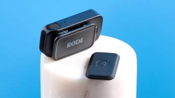 Rode Funkmikrofonsystem mit schwarzem Ladecase und zwei schwarzen Sender-Mikrofonen auf blauem Hintergrund