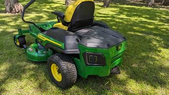 Tondeuse John Deere Z370R Electric ZTrak sur une pelouse verte
