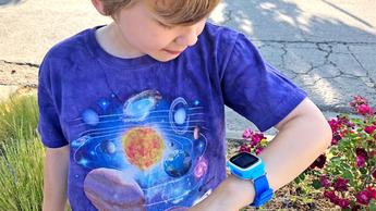 Un dispositivo rastreador GPS Lil Tracker para niños